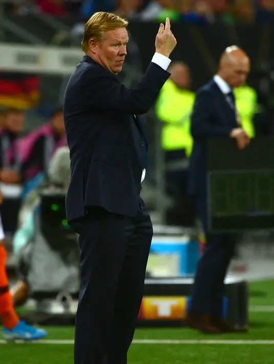 Pelatih Belanda Ronald Koeman menginstruksikan pemainnya saat bertanding melawan Jerman pada pertandingan grup C  kualifikasi Euro 2020 di Hamburg, Jerman (6/9/2019). Belanda menang telak 4-2 atas Jerman. (AFP Photo/Patrik Stollarz)