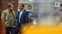 Menteri Investasi/Kepala Badan Koordinasi Penanaman Modal (BKPM) Bahlil Lahadalia berbincang dengan Wakil Ketua Komisi VI Sarmuji (kiri) saat rapat kerja dengan Komisi VI DPR di Jakarta, Rabu (14/12/2022). Rapat tersebut membahas kinerja Kementerian Investasi/BKPM dan target investasi sampai Desember 2022. (Liputan6.com/Angga Yuniar)