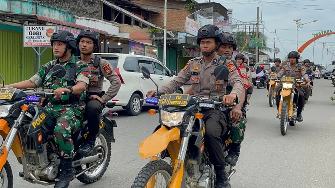 Patroli personel Polres Rokan Hulu dengan TNI pada masa tenang Pemilu agar tidak terjadi pelanggaran.