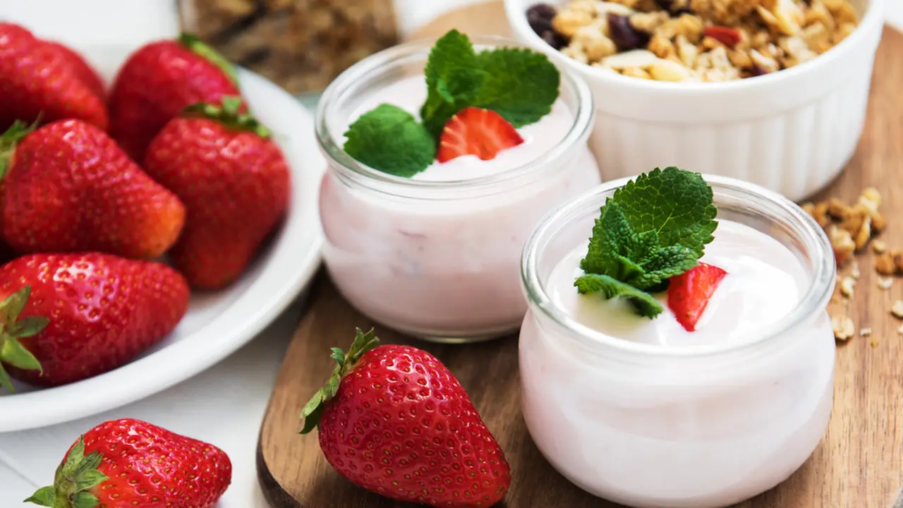 yogurt stroberi