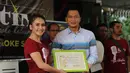 Sabtu (19/3) janda satu anak ini menggelar jumpa pers Soft Opening Ayu Ting Ting Karaoke Keluarga. (Adrian Putra/Bintang.com)