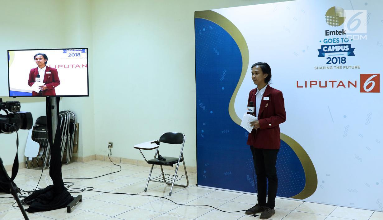 Peserta audisi lomba news presenter Emtek Goes to Campus 2018 menyimak arahan tim juri di Gedung 4 Universitas Padjajdaran, Bandung, Selasa (4/12). EGTC Bandung 2018 berlangsung hingga 6 Desember dan diisi beragam materi. (Liputan6.com/Helmi Fithriansyah)