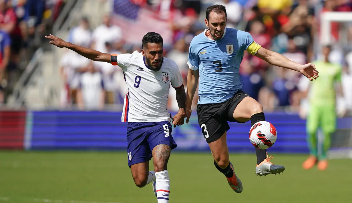 Jasa bek 35 tahun ini ternyata masih diperlukan Timnas Uruguay yang berlaga di Piala Dunia 2022. Meski penampilan dan tenaga Diego Godin tak setangguh dulu namun kehadiran sang pemain bisa menjadi mentor sekaligus penyemangat untuk penggawa muda La Celeste. (AFP/Getty Images/Kyle Rivas)