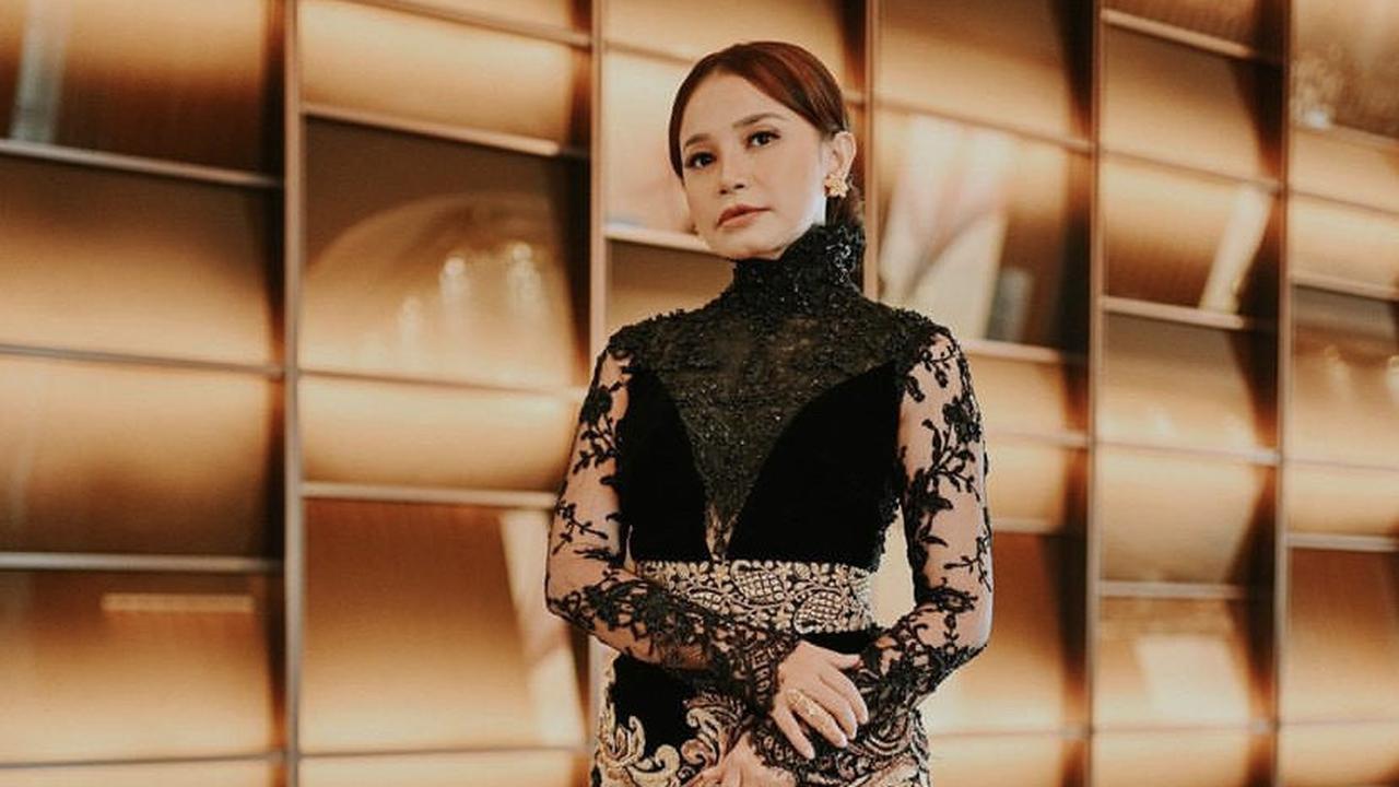 Pesona Rossa Tampil Mengenakan Kebaya