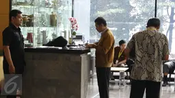 Mantan Menteri Dalam Negeri Gamawan Fauzi mengisi buku tamu saat memenuhi panggilan KPK, Jakarta, Rabu (12/10). Gamawan bakal dimintai keterangan terkait kasus dugaan korupsi proyek penerapan e-KTP. (Liputan6.com/Helmi Afandi)