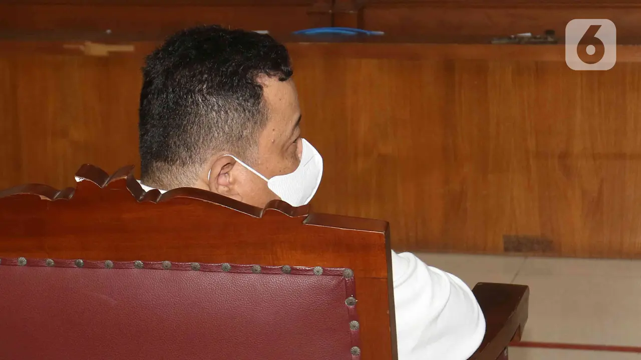 Pose Salam Saranghae ala Kuat Marif Sebelum Jalani Sidang Pembacaan Vonis di Kasus Pembunuhan Brigadir