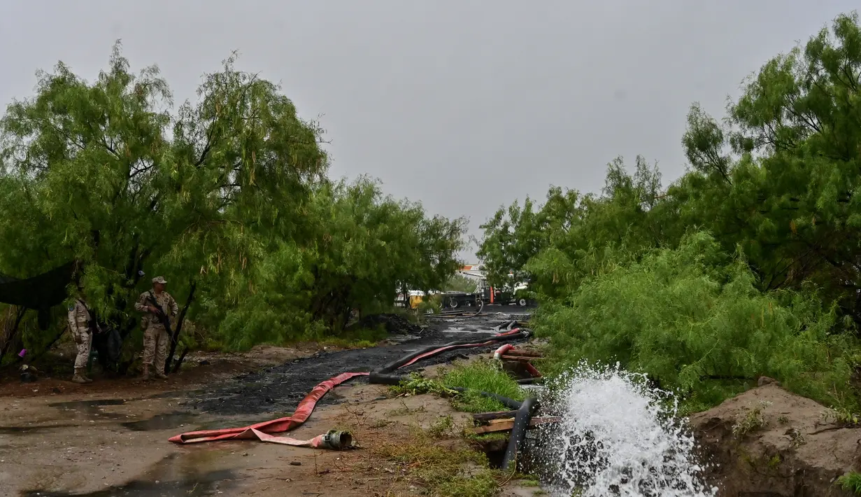 Pemandangan area di mana tentara dan personel penyelamat berusaha menjangkau 10 penambang yang terperangkap di tambang batu bara yang terendam banjir menyusul tanah longsor sejak 3 Agustus, di komunitas Agujita, Kota Sabinas, Negara Bagian Coahuila, Meksiko (15/8/2022). Otoritas Meksiko mengumumkan rencana untuk menutup kebocoran ke tambang batu bara di mana 10 pekerja telah terperangkap selama lebih dari seminggu, setelah banjir baru memberikan kemunduran besar bagi upaya penyelamatan. (AFP/Pedro Pardo)
