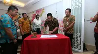 Wali Kota Semarang Hendrar Prihadi menandatangani nota kesepahaman pembangunan SORR disaksikan bupati Kendal Mirna Anissa. (foto : Liputan6.com / edhie prayitno ige)