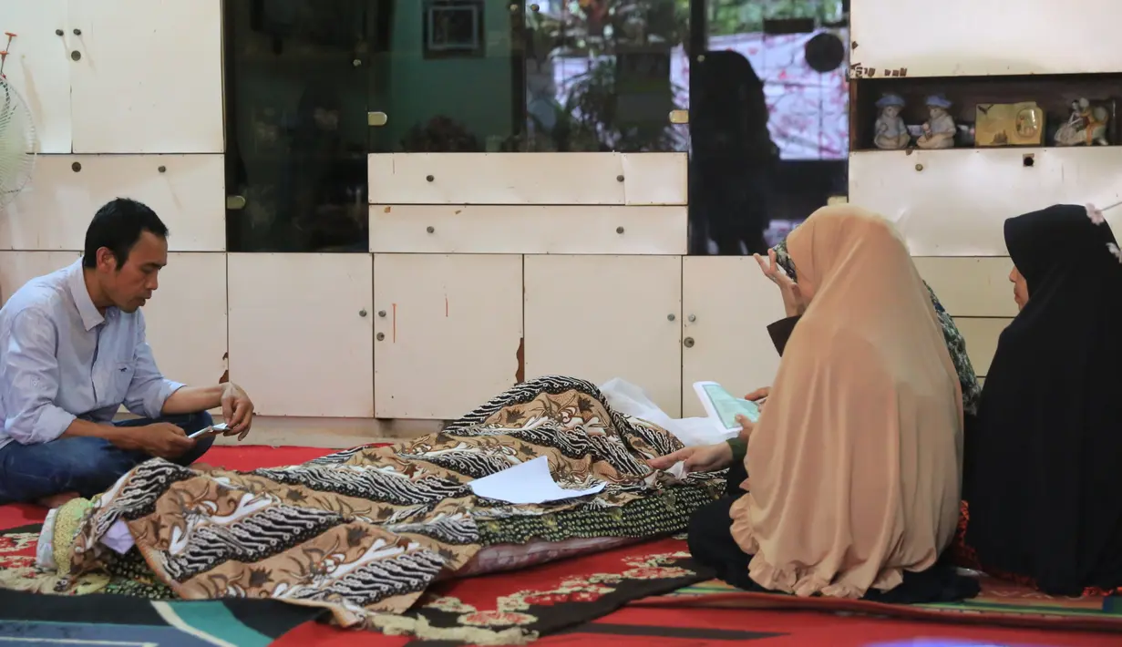 Berdasarkan pantauan Bintang.com di rumah duka, saat ini pihak keluarga masih sibuk untuk mempersiapkan segala sesuatu terkait prosesi pemakaman. Para pelayat berdatangan ke rumah pelawak yang kini menekuni dunia dakwah tersebut.(Adrian Putra/Bintang.com)