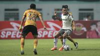 Pemain Persib Bandung,&nbsp;Zalnando saat melawan Bhayangkara FC dalam laga pekan pertama BRI Liga 1 2022/2023 di Stadion Wibawa Mukti, Cikarang, Minggu (24/7/2022). (Bola.com/Ikhwan Yanuar)