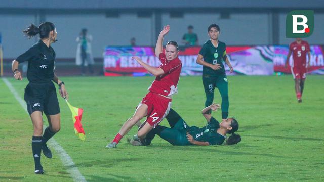Foto: Momen Pemain Timnas Indonesia Putri Kewalahan Membongkar Benteng Kukuh Pakistan