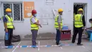 Para pekerja konstruksi berbaris mengantre di lokasi pengambilan sampel sementara di Distrik Daxing, Beijing, China (2/7/2020). Sebanyak 1.353 pekerja di lokasi konstruksi tersebut menjalani pengambilan sampel tes asam nukleat pada Kamis (2/7). (Xinhua/Cai Yang)
