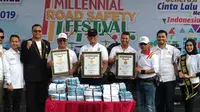 Kapolda Riau Irjen Widodo Eko Prihastopo (bertopi hitam) menerima rekor MURI terkait penyelenggaraan Millenial Road Safety Festival di Pekanbaru. (Liputan6.com/M Syukur)