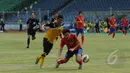 Penyerang Korea Selatan U-23, Ahn Huyunbeom (11) dijatuhkan Suhaimi Anak Salau (Brunei Darussalam) saat laga kualifikasi grup H Piala Asia 2016 di Stadion GBK, Jakarta, (27/3/2015). Korsel unggul 5-0 atas Brunei. (Liputan6.com/Helmi Fithriansyah)