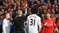 Steven Gerrard menjadi nama terakhir dari Liverpool yang merasakan diusir wasit dalam laga kontra Manchester United. Sang kapten legendaris ini mendapat kartu merah usai melanggar Ander Herrera pada 22 Maret 2015. (AFP/Paul Ellis)