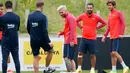 Lionel Messi (tengah) saat latihan bersama rekan setim di St Georges Park National Football Centre, Inggris, Senin (25/7). Sejumlah netizen mengaku tidak suka dengan style rambut Messi tersebut. (REUTERS/ Darren Staples)