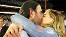 Model cantik Kate Upton mencium tunangannya pemain Houston Astros, Justin Verlander setelah memenangkan pertandingan melawan Los Angeles Dodgers 5-1 di game ke tujuh di Dodger Stadium di Los Angeles, California (1/11). (Ezra Shaw/Getty Images/AFP)
