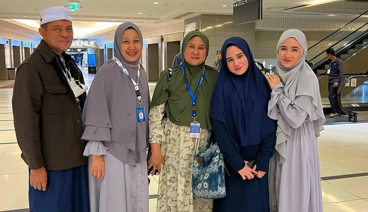 Bukan hanya Tissa Biani dan Cut Syifa saja, namun orang tua keduanya juga cukup dekat. Hal ini terlihat dari unggahan keduanya di media sosial saat tak sengaja bertemu di Tanah Suci ketika sama-sama pergi umroh. (Liputan6.com/IG/@tissabiani)