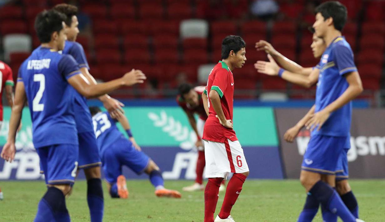 Ekspresi Evan Dimas Darmono setelah gawang Indonesia U-23 kembali kebobolan. (Bola.com/Arief Bagus)