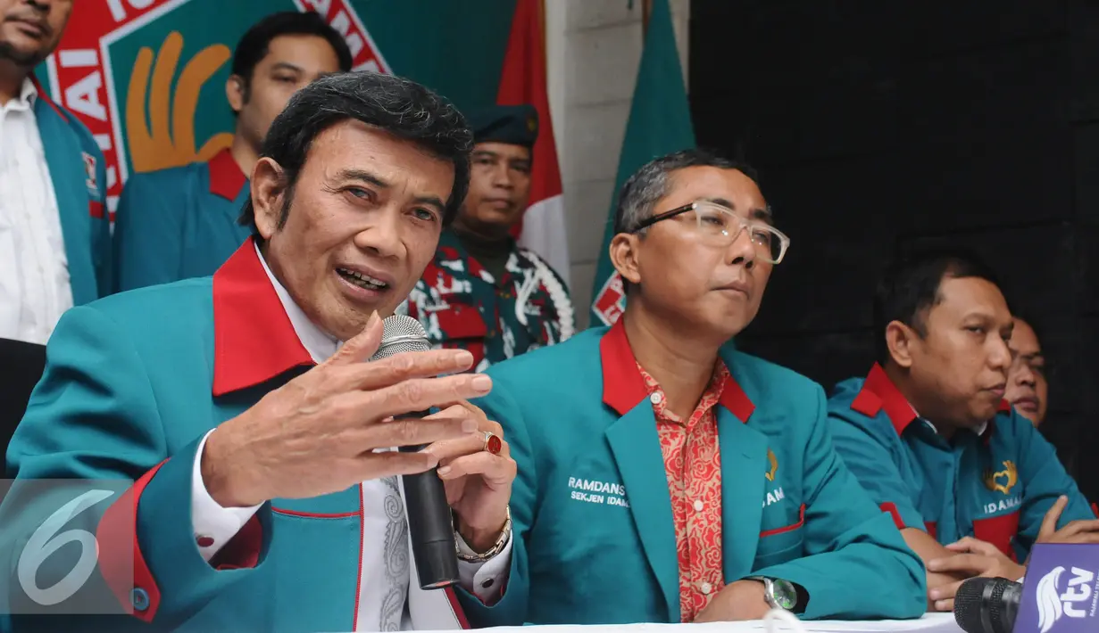 Ketua Umum Partai Idaman, Rhoma Irama (kiri) memberi keterangan terkait hasil verifikasi Kemenkumham di Jakarta, Minggu (9/10). Menurut Rhoma, Partai Idaman menerima keputusan tidak lolos verifikasi Kemenkumham. (Liputan6.com/Helmi Fithriansyah)