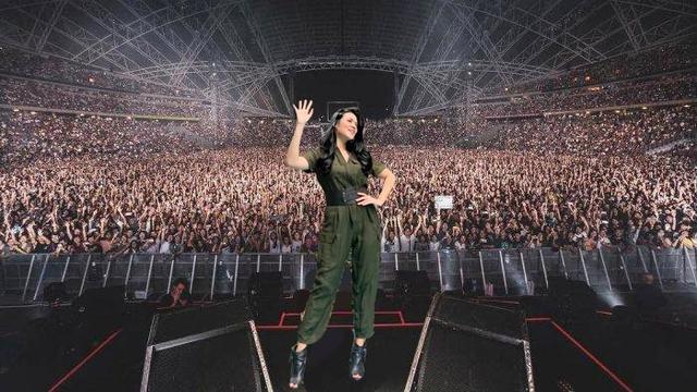 Raisa Minta Fotonya Diedit Bak Gelar Konser di GBK, 7 Hasilnya Kocak Banget