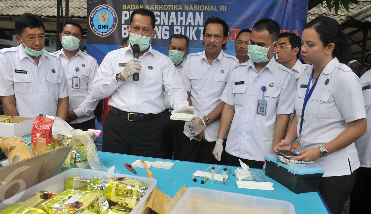 Kepala BNN, Budi Waseso menunjukan barang bukti ekstasi yang akan dimusnahkan di Gedund BNN, Cawang, Jakarta, Kamis (16/3). BNN musnahkan 80kg sabu dan 3.687 butir ekstasi dari hasil pengungkapan 3 kasus. (Liputan6.com/Yoppy Renato)