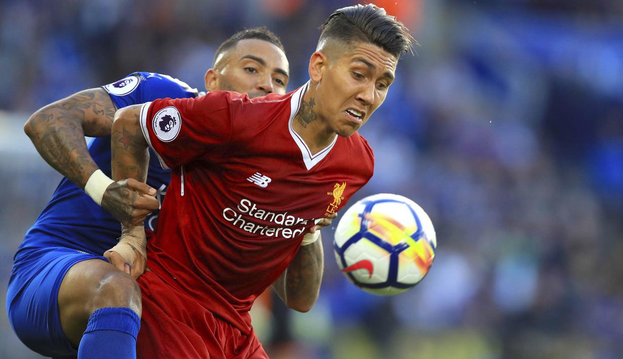 Gelandang Liverpool, Philippe Coutinho, berusaha melewati bek Leicester, Danny Simpson, pada laga Premier League di Stadion King Power, Leicester, Sabtu (23/9/2017). Leicester kalah 2-3 dari Liverpool. (AP/Mike Egerton)