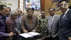 Menko Perekonomian Airlangga Hartarto disaksikan Menko Polhukam Mahfud MD, Menkumham Yasonna Laoly, dan Wakil Ketua Baleg DPR M. Nurdin menandatangani draft Peraturan Pemerintah Pengganti Undang-Undang (Perppu) Cipta Kerja di Kompleks Parlemen, Senayan, Jakarta, Rabu (15/2/2023). Baleg DPR menyetujui untuk membawa Perppu Cipta Keria ke Paripurna dan disahkan menjadi Undang-Undang (UU). (Liputan6.com/Faizal Fanani)
