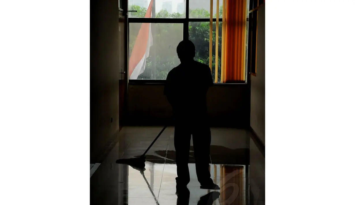 Terlihat pihak kebersihan dari pengadilan tengah mengepel ruang sidang yang akan digunakan oleh Boediono, Kamis (8/5/14). (Liputan6.com/Faisal R Syam)