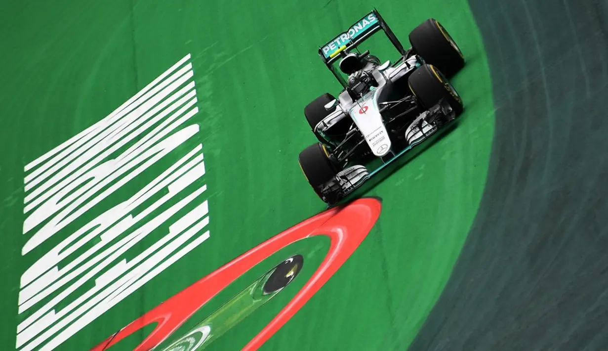Nico Rosberg berada di posisi kedua pada sesi kualifikasi F1 GP Brasil di Sirkuit Interlagos, Sabtu (12/11/2016). Rosberg mencatat waktu tercepat 1 menit, 10,838 detik. (AFP/Vanderlei Almeida)