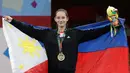 Atlet wushu Filipina peraih medali perunggu, Agatha Wong mengibarkan bendera nasionalnya usai pertandingan wushu taijijian putri Asian Games 2018 di Jakarta, Senin (20/8). (AP Photo/Aaron Favila)