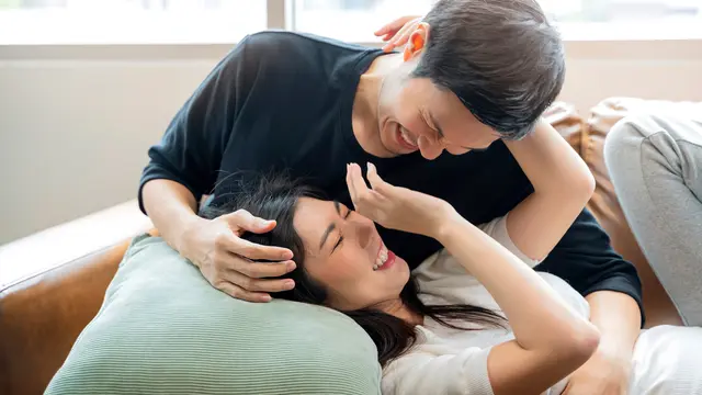 perempuan dan pasangan oktober bercanda