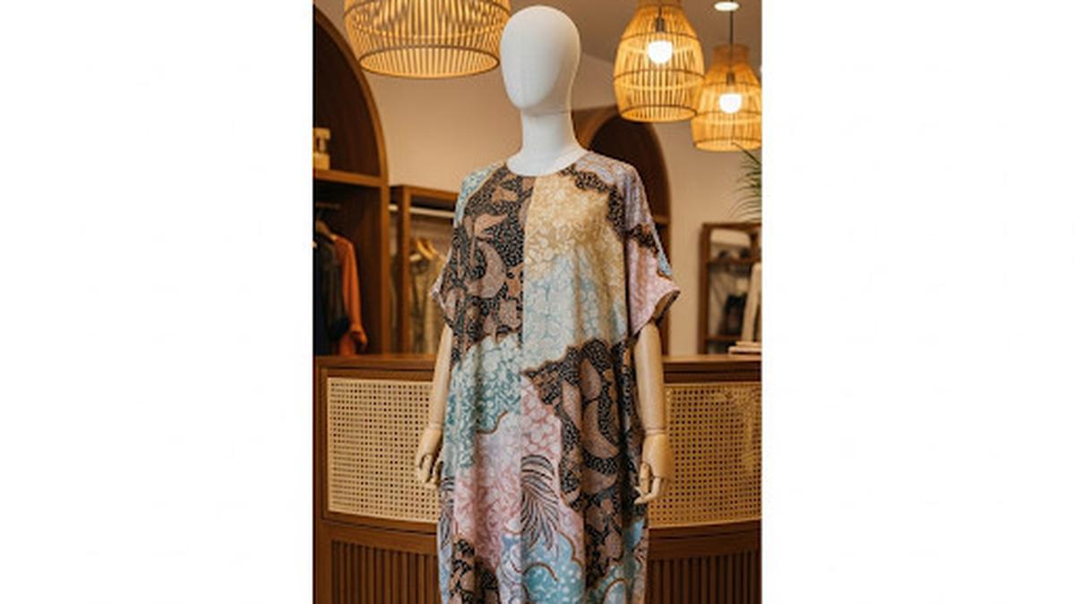 Rekomendasi 10 Dress Batik Loose Cutting Minimalis, Nyaman, Anggun, dan Kekinian
