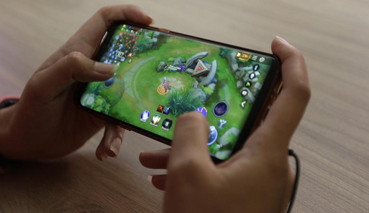 Karyawan KLY yang tergabung dalam Jakartans tanding Arena of Valor (AOV) pada laga penyisihan The Battle of Youniverse di KLY Lounge, Jakarta, Rabu (5/12). Jakartans sebagai pemenang akan menantang tim AOV profesional. (Bola.com/Vitalis Yogi Trisna)