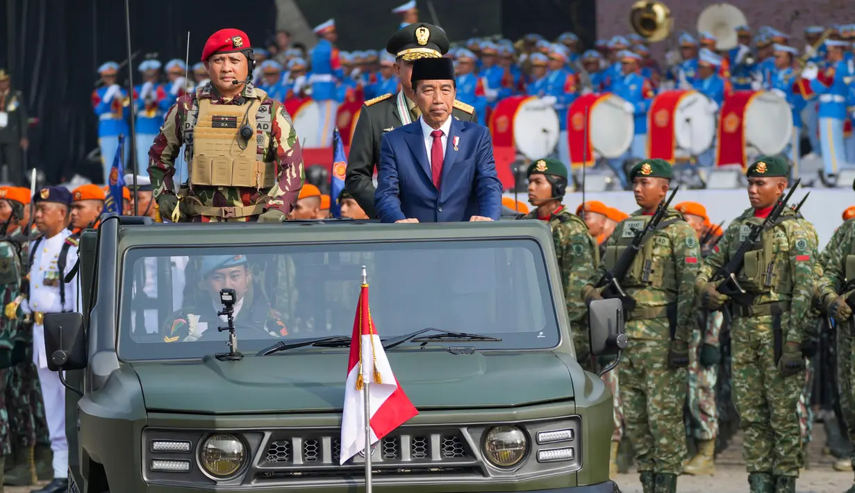 Presiden Joko Widodo menjadi Inspektur Upacara Hari Ulang Tahun (HUT) ke-79 Tentara Nasional Indonesia (TNI). (AP Photo/Tatan Syuflana)