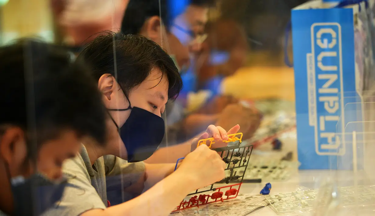 Para pelanggan merakit sejumlah model robot mainan Gundam di Siam Paragon di Bangkok, Thailand (24/9/2020). Pameran tersebut dibuka pada Kamis (24/9) di mal Siam Paragon dan akan berlangsung hingga 4 Oktober mendatang. (Xinhua/Rachen Sageamsak)
