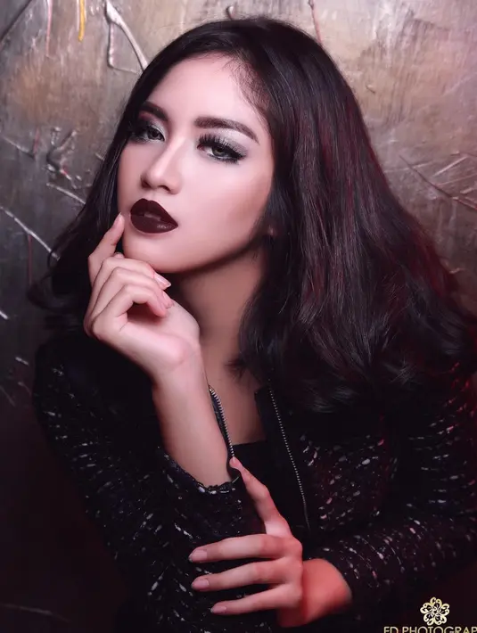 Biasa tampil dengan makeup ceria, ternyata Ochi juga jago bergaya dengan makeup gelap. Aktris kelahiran 1999 ini pun dibanjiri pujian oleh penggemarnya.  (Liputan6.com/IG/@ochi24)