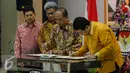 Husni Kamil (kanan) bersama Mohammad Nasir (kedua kanan) saat menandatangani nota kesepahaman di Kantor KPU, Jakarta, Kamis (30/7/2015). Penandatangan terkait kerjasama verifikasi ijazah dalam rangka Pilkada serentak. (Liputan6.com/Faizal Fanani)