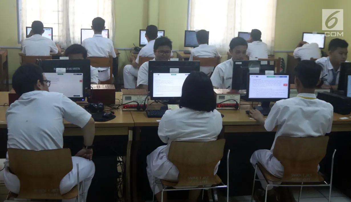 Sejumlah murid Sekolah Menengah Kejuruan (SMK) melaksanakan Ujian Nasional Berbasis Komputer (UNBK) di SMK Negeri 1, Jakarta, Senin (2/4). Untuk siswa Kejuruan, pelaksanaan UNBK dilaksanakan dari 2 April sampai 5 April 2018. (Liputan6.com/Arya Manggala)