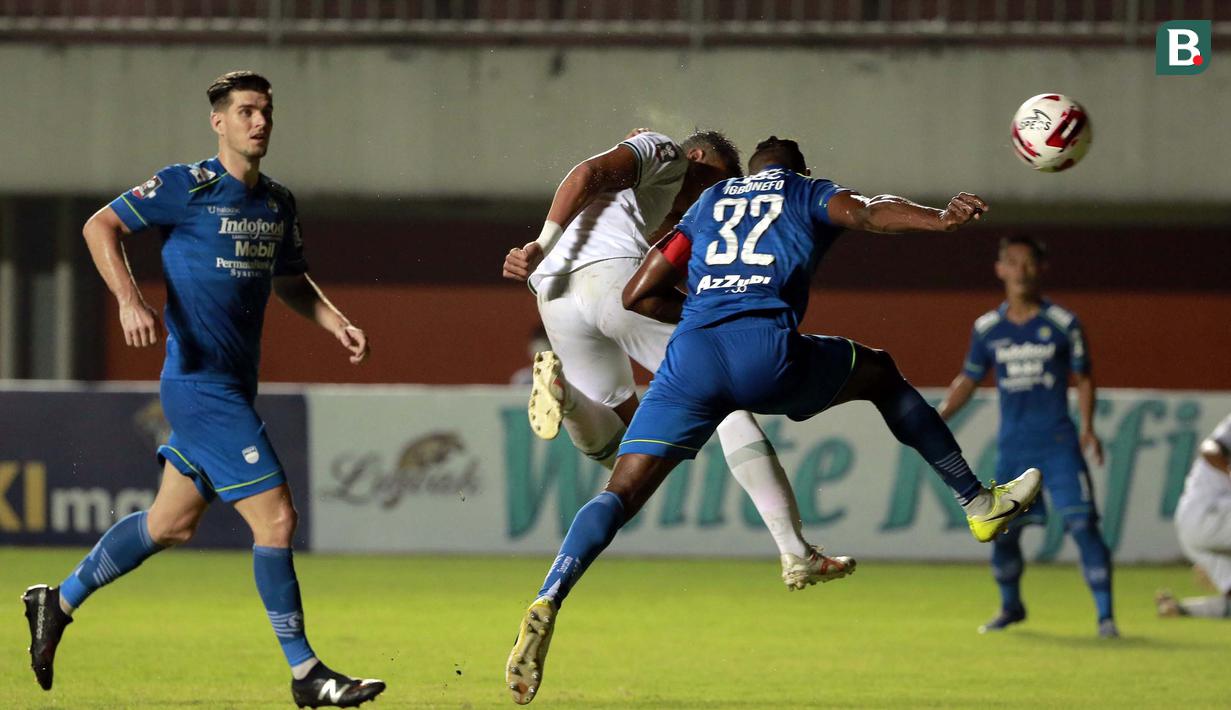 Pemain PS Sleman, Saddam Emiruddin Gaffar (tengah) menyundul bola dibayangi pemain Persib Bandung Victor Igbonefo (kanan) dalam laga leg pertama semifinal Piala Menpora 2021 di Stadion Maguwoharjo, Sleman, Jumat (16/4/2021). (Bola.com/Ikhwan Yanuar)