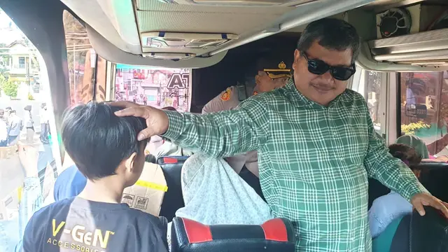 Bupati Garut Rudy Gunawan menyapa para penumpang peserta mudik gratis presisi polres Garut 2023. (Liputan6.com/Jayadi Supriadin)