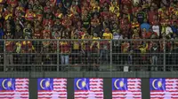 Suporter Selangor FA memberikan dukungan saat melawan Kuala Lumpur FA pada laga Liga Super Malaysia di Stadion Kuala Lumpur, Cheras, Minggu (4/2/2018). Kuala Lumpur FA kalah 0-2 dari Selangor FA. (Bola.com/Vitalis Yogi Trisna)