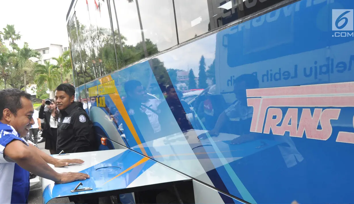 Supir menutup Tangki gas Bus BRT Trans Semarang usai diisi dengan gas di Semarang, Rabu (9/1).  Sebanyak 72 bus dari koridor 1, 5, 6, 7, dan koridor Bandara telah dipasang alat Konveter BBG. (Liputan6.com/Gholib)