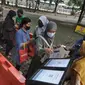 Pengunjung melakukan scan barcode pedulilindungi saat memasuki Taman Margasatwa Ragunan (TMR), Jakarta, Sabtu (23/10/2021). Mulai hari ini TMR ragunan dibuka untuk umum dengan menerapkan protokol kesehatan yang ketat. (merdeka.com/Arie Basuki)