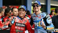Marc Marquez dan Alex Marquez pada seri pertama MotoGP 2025 di Sirkuit Buriram, Thailand. (MOHD RASFAN / AFP)