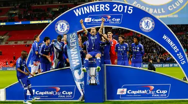 Pemain Chelsea merayakan kemenangan usai berhasil meraih juara pada laga final Piala Liga 2014/15 di Stadion Wembley, London, Minggu (1/3/2015). Chelsea menang 2-0 atas Tottenham Hotspur. (Reuters/Darren Staples)