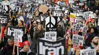 Para demonstran mengikuti aksi protes menentang ancaman perang dengan Iran, di London, Inggris (11/1/2020). Ancaman perang muncul setelah militer AS, atas perintah Presiden Donald Trump, melakukan serangan militer di dekat Bandara Internasional Baghdad, Irak. (AFP/Tolga Akmen)