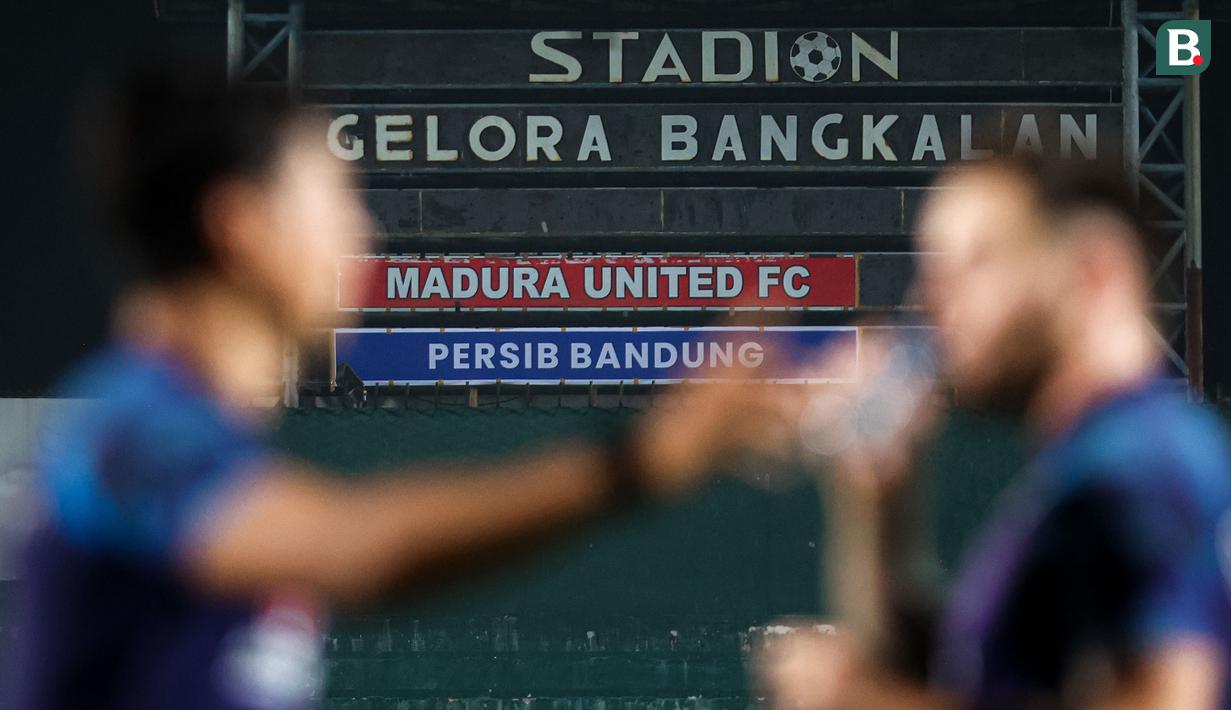 <p>Siluet dua Pemain Persib Bandung dengan latar belakang papan skor dalam sesi official training di Stadion Gelora Bangkalan, Madura, Kamis (30/5/2024) jelang laga leg kedua final Championship Series BRI Liga 1 2023/2024 menghadapi Madura United, Jumat, 31 Mei 2024. (Bola.com/Bagaskara Lazuardi)</p>