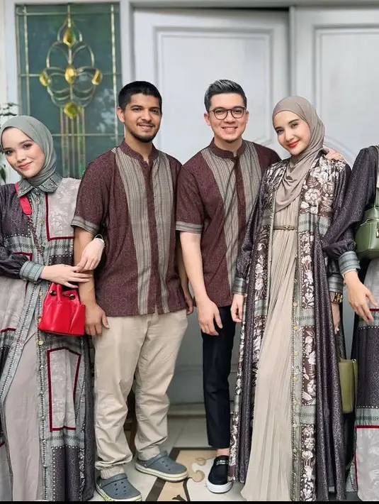 Zaskia Sungkar mengenakan inner dress coklat, dipadukan long dress sebagai outer dengab motif hijau, begitu pun dengan Shireen Sungkar. Keduanya kompak mengenakan tas warna hijau gelap. [@zaskiasungkar15]