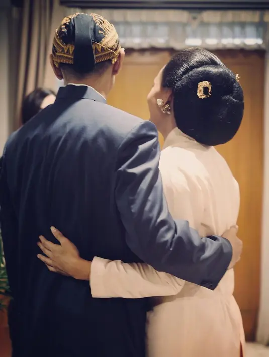 Prosesi Langkahan adalah salah satu rangkaian prosesi pernikahan adat Jawa. Langkahan atau melangkahi kakak  untuk menikah. Dalam keluarga Jawa pada umumnya menikah dari yang lebih tua terlebih dahulu. [Instgaram/adiniawrst]